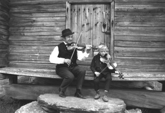 Konsta Jylhä ja kaustislaisen soittajasuvun vesa Jari Valo vuonna 1969.